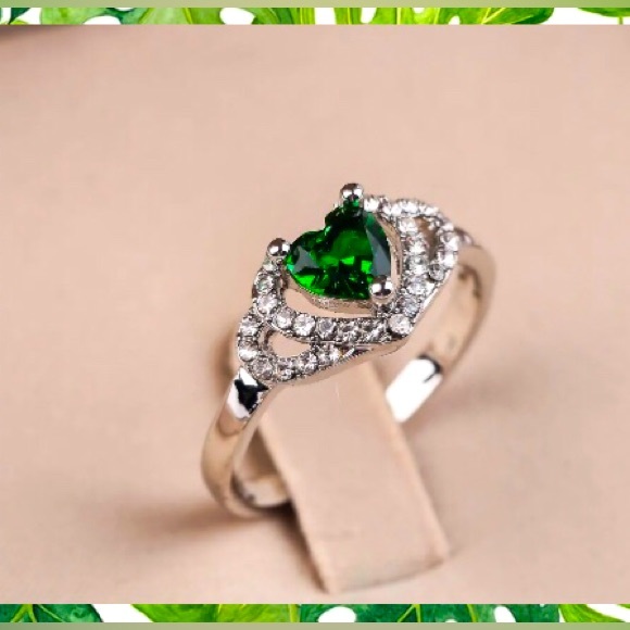 Elegant Sliver Emerald Heart Ring! - Picture 1 of 7